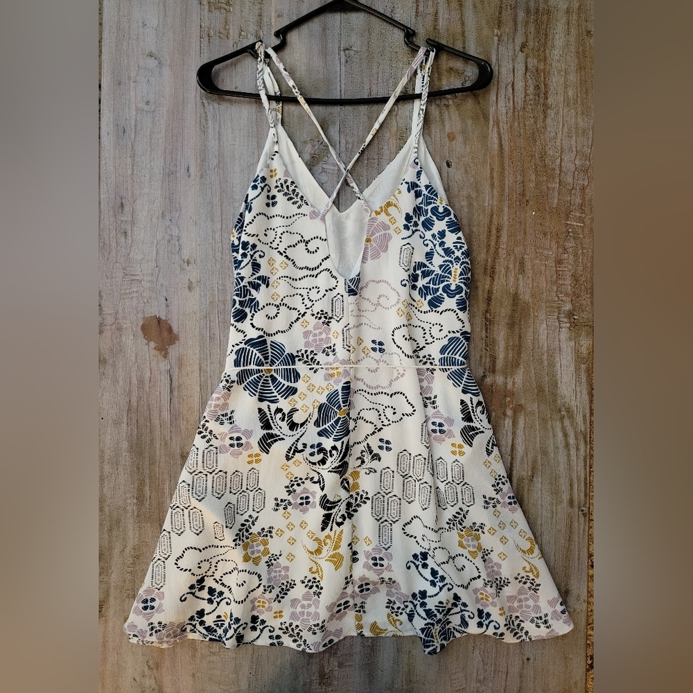 Chic Patterned Cross-Back Mini Dress - Picture 2 of 4